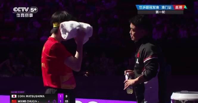 Coach Wang Hao’s Encouraging Guidance to Wang Chuqin During Critical Match