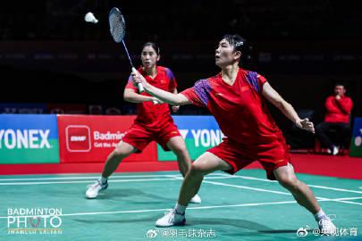 When I Saw My Cousin’s Badminton Trophy, I Realized: Overseas Chinese Are Missing These Moments