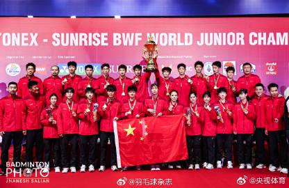 When I Saw My Cousin's Badminton Trophy, I Realized: Overseas Chinese Are Missing These Moments