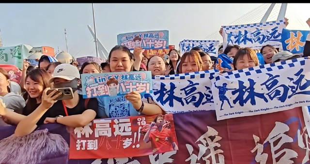 Lin Gaoyuan Receives Heartwarming Fan Support at Grand Slam Event