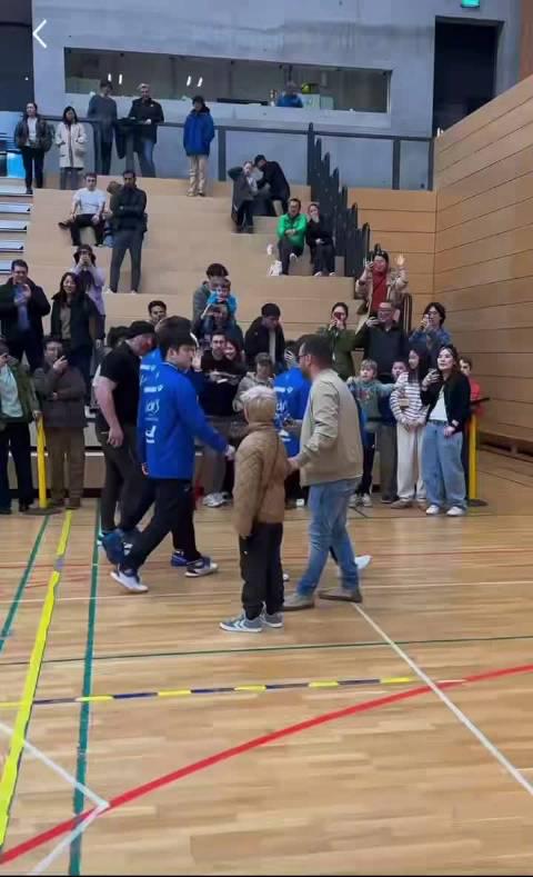 Fan Zhendong’s Heartwarming Gesture: A Patient Photo with a Young Fan